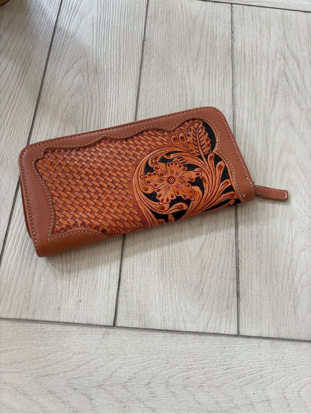 Women's Tooled Leather Zip Wallet - Tan